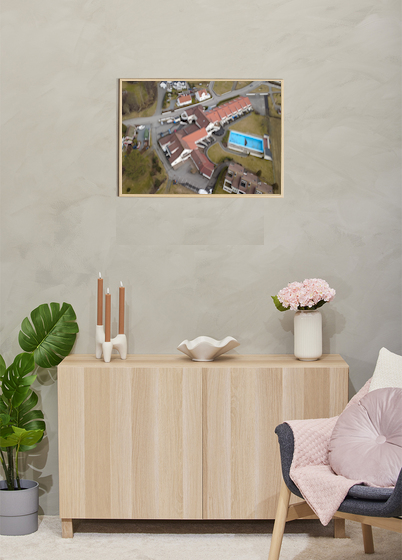 Eksempel på innrammet dronefoto i 50x70 cm format